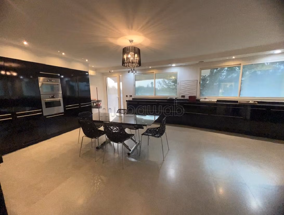 Eccezionale residenza di lusso in vendita. Superficie totale 8000 m². Impianto di aria condizionata e piscina