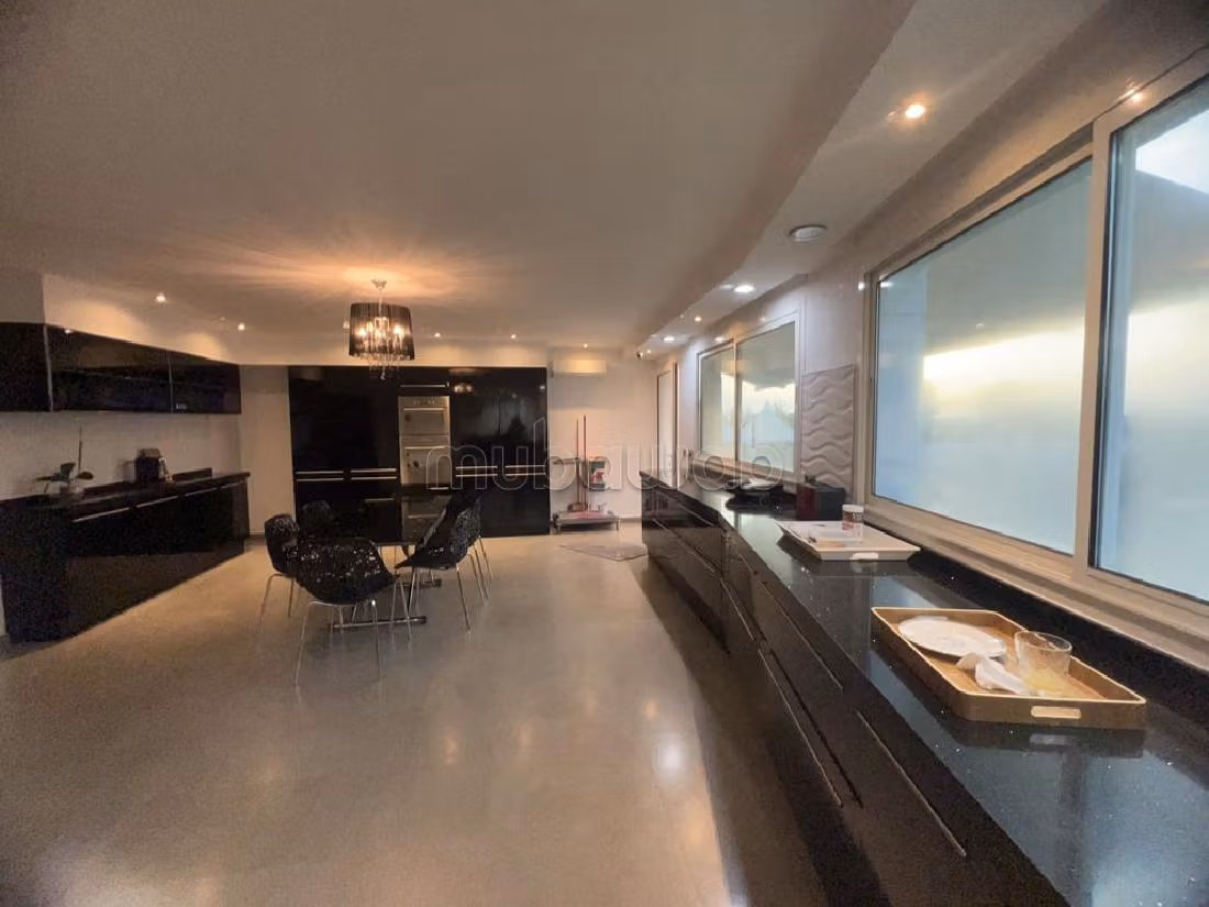Eccezionale residenza di lusso in vendita. Superficie totale 8000 m². Impianto di aria condizionata e piscina