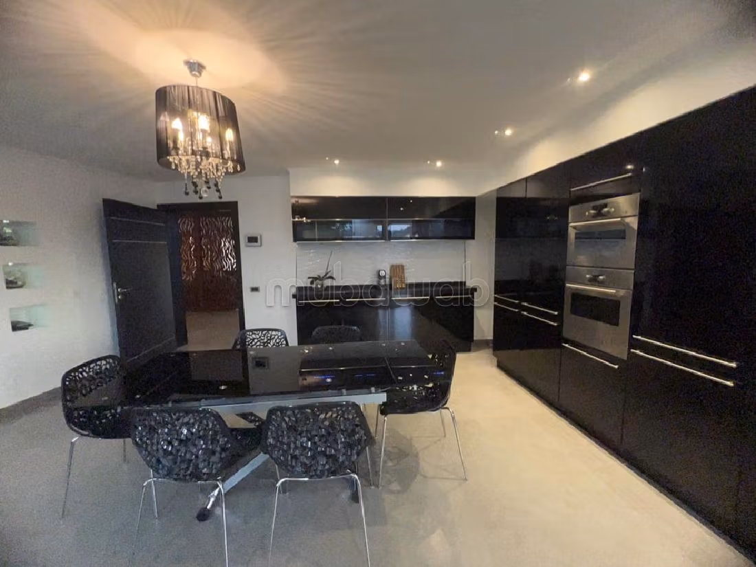 Eccezionale residenza di lusso in vendita. Superficie totale 8000 m². Impianto di aria condizionata e piscina
