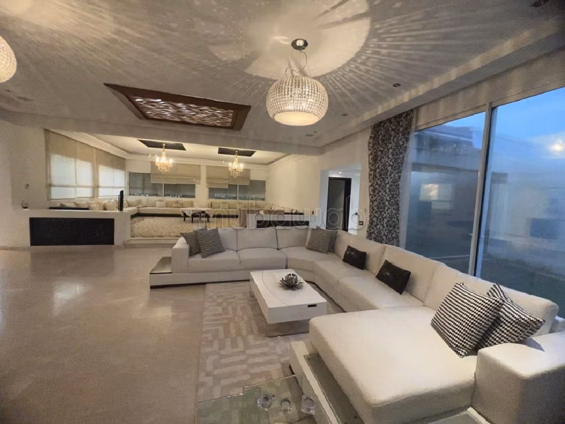 Eccezionale residenza di lusso in vendita. Superficie totale 8000 m². Impianto di aria condizionata e piscina