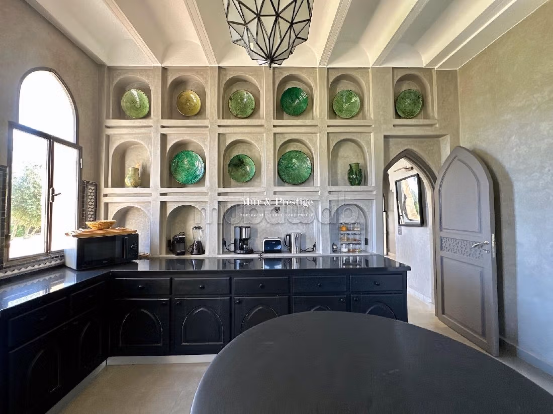 فيلا رائعة للبيع بمراكش. المساحة الكلية 700 م². حديقة وشرفة