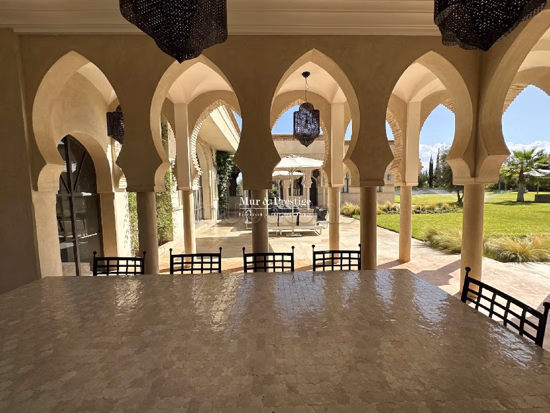 فيلا رائعة للبيع بمراكش. المساحة الكلية 700 م². حديقة وشرفة