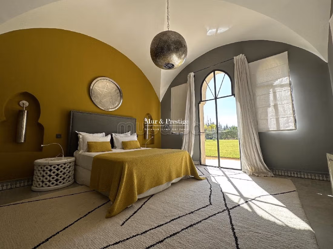 فيلا رائعة للبيع بمراكش. المساحة الكلية 700 م². حديقة وشرفة