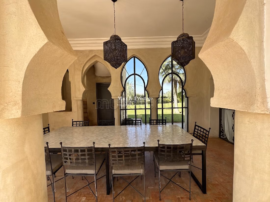 فيلا رائعة للبيع بمراكش. المساحة الكلية 700 م². حديقة وشرفة