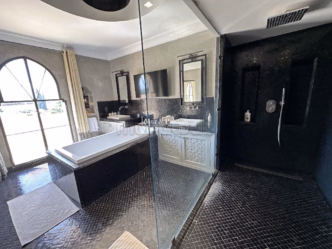 فيلا رائعة للبيع بمراكش. المساحة الكلية 700 م². حديقة وشرفة