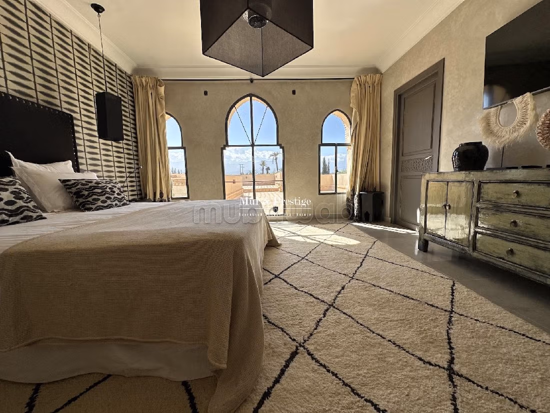 فيلا رائعة للبيع بمراكش. المساحة الكلية 700 م². حديقة وشرفة