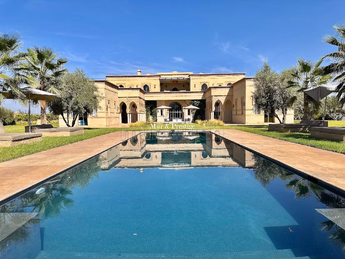 فيلا رائعة للبيع بمراكش. المساحة الكلية 700 م². حديقة وشرفة