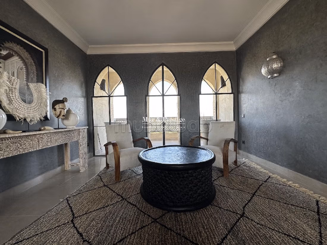 فيلا رائعة للبيع بمراكش. المساحة الكلية 700 م². حديقة وشرفة