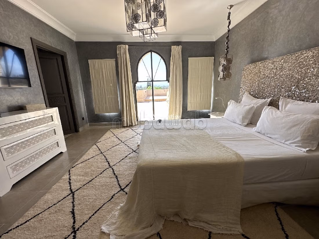 فيلا رائعة للبيع بمراكش. المساحة الكلية 700 م². حديقة وشرفة