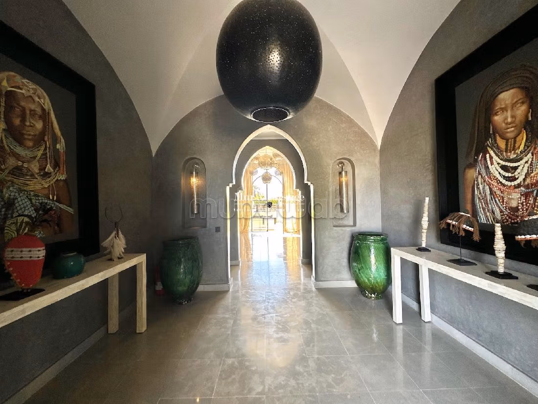 فيلا رائعة للبيع بمراكش. المساحة الكلية 700 م². حديقة وشرفة