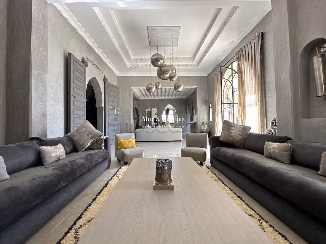 فيلا رائعة للبيع بمراكش. المساحة الكلية 700 م². حديقة وشرفة