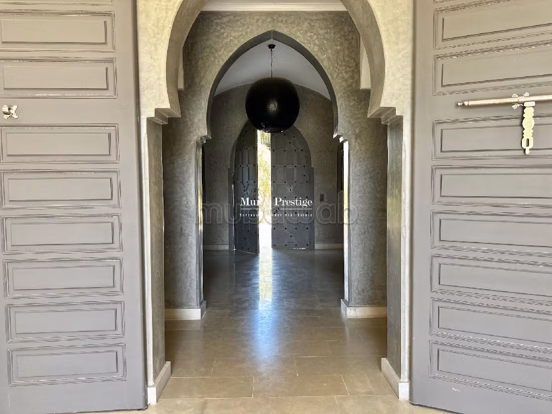 فيلا رائعة للبيع بمراكش. المساحة الكلية 700 م². حديقة وشرفة