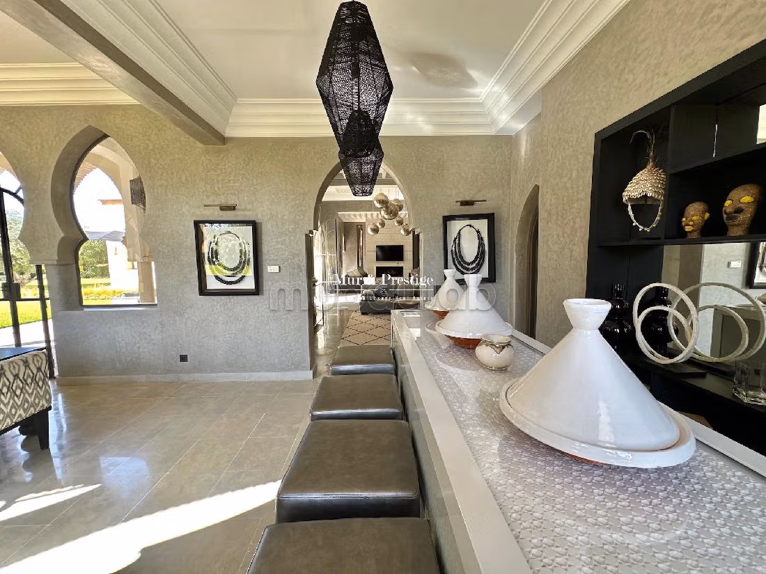 فيلا رائعة للبيع بمراكش. المساحة الكلية 700 م². حديقة وشرفة