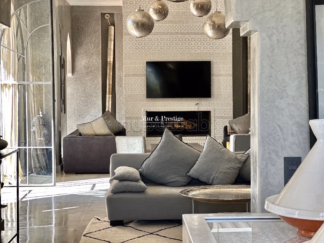 فيلا رائعة للبيع بمراكش. المساحة الكلية 700 م². حديقة وشرفة