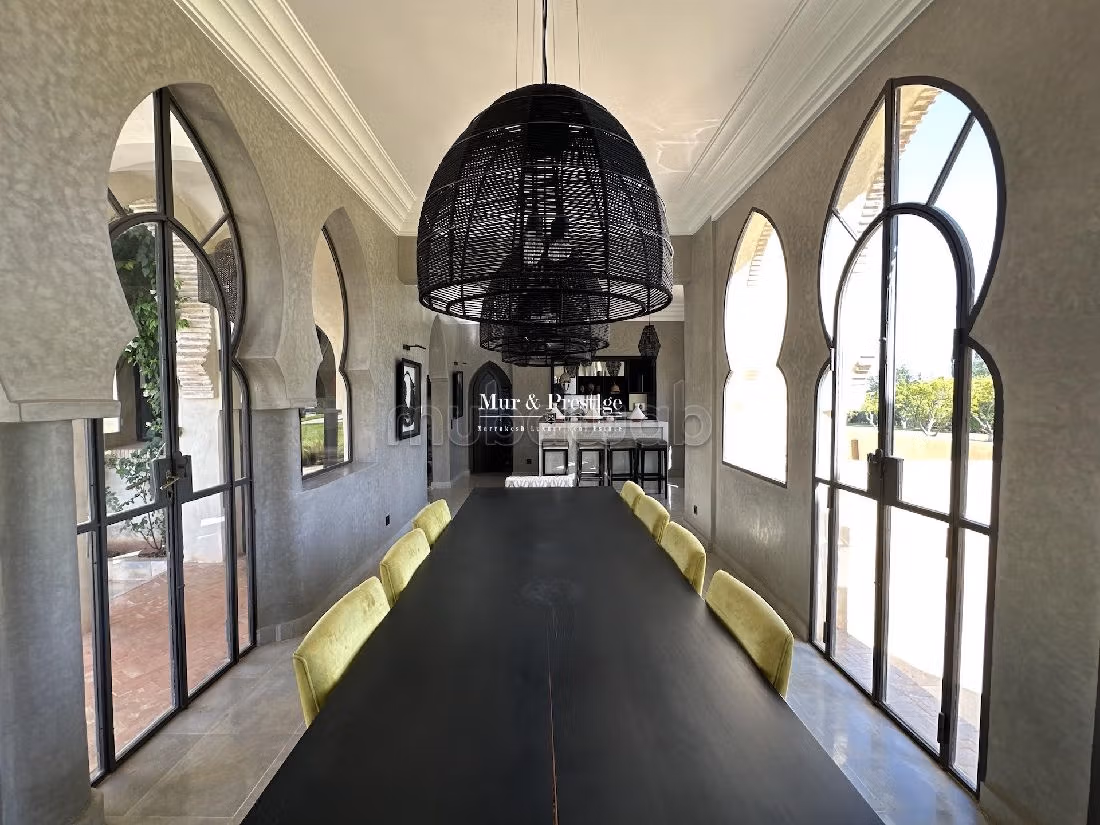 فيلا رائعة للبيع بمراكش. المساحة الكلية 700 م². حديقة وشرفة