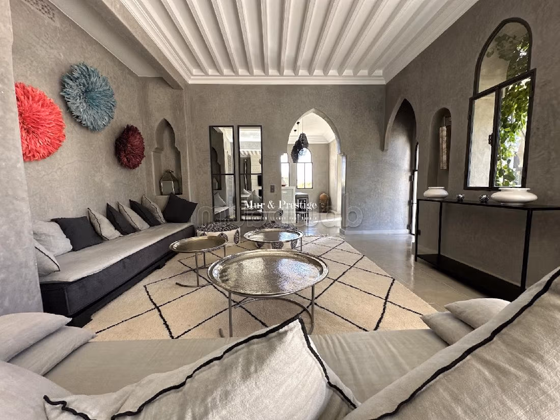 فيلا رائعة للبيع بمراكش. المساحة الكلية 700 م². حديقة وشرفة