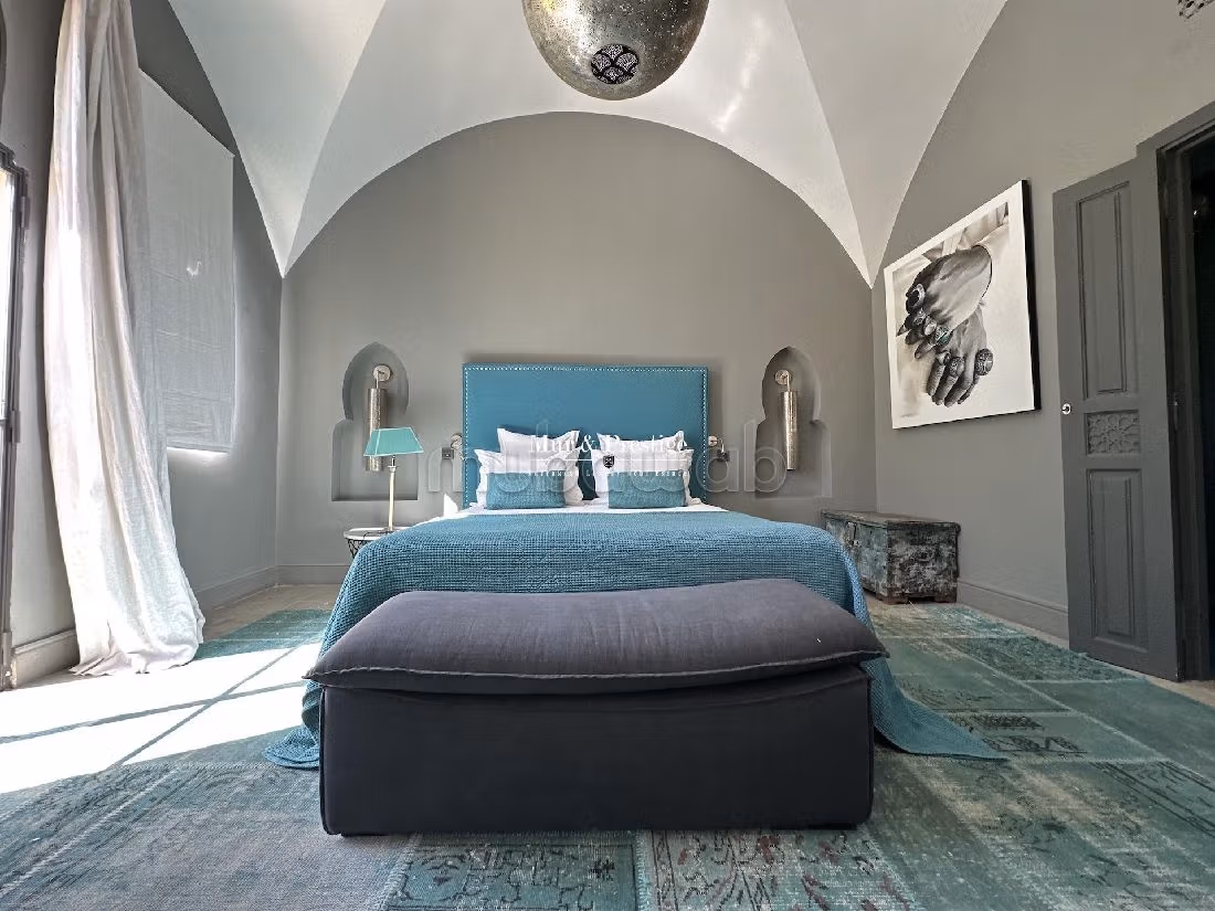 فيلا رائعة للبيع بمراكش. المساحة الكلية 700 م². حديقة وشرفة