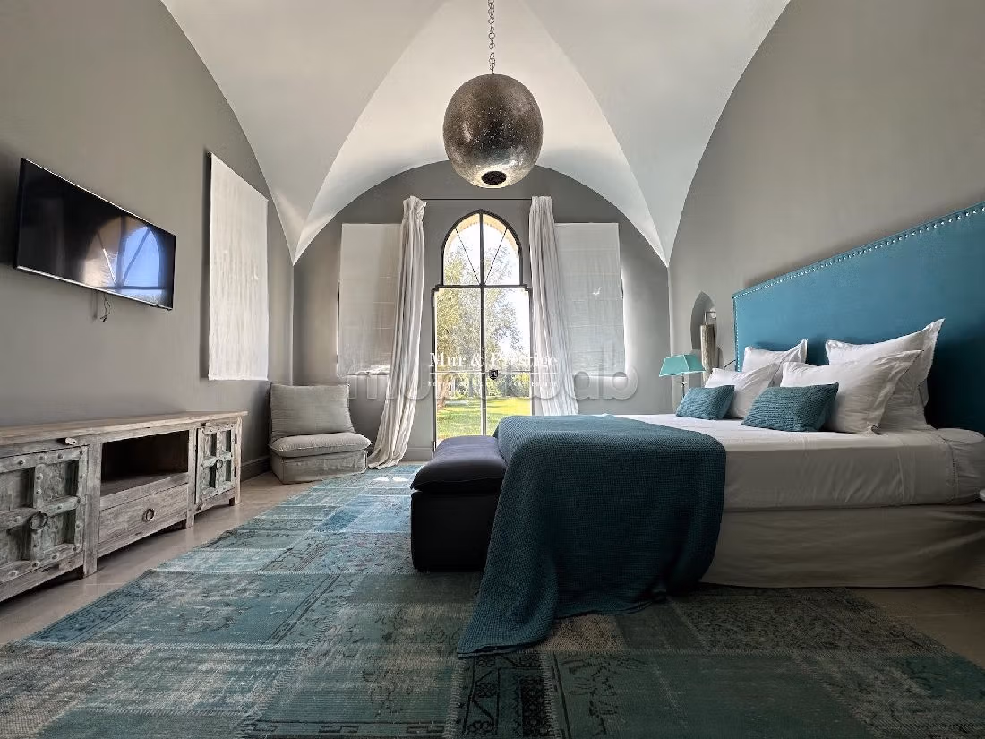 فيلا رائعة للبيع بمراكش. المساحة الكلية 700 م². حديقة وشرفة