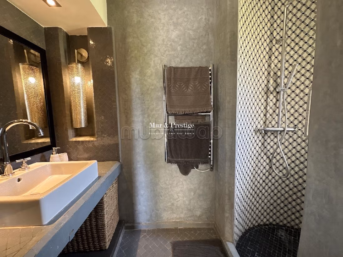 فيلا رائعة للبيع بمراكش. المساحة الكلية 700 م². حديقة وشرفة