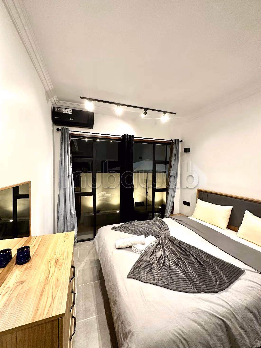 Bell'appartamento in affitto a Route de Tahanaout. 5 locali spaziosi. Sistema di sicurezza e antenna parabolica. 