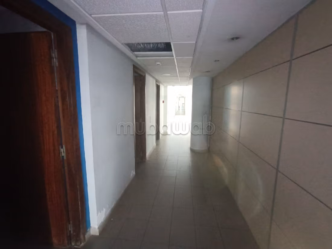 Offices for rent in Ain Chock. Area of 1270 m². Closed residence