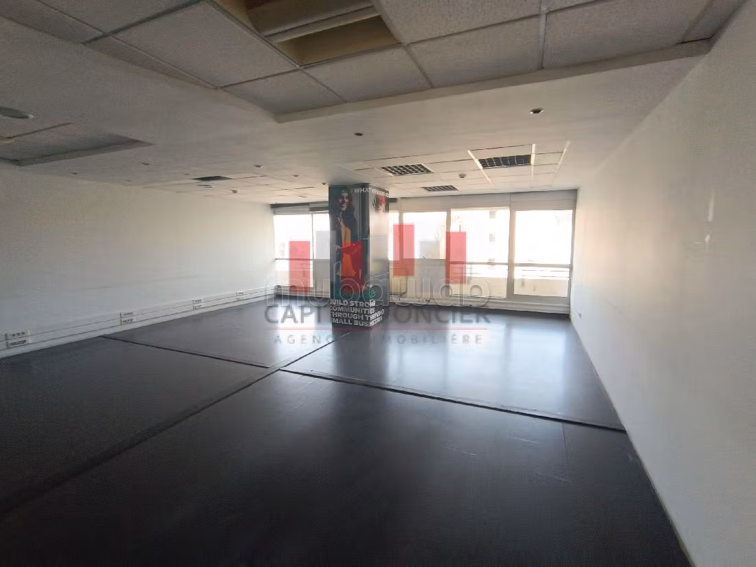 Offices for rent in Ain Chock. Area of 1270 m². Closed residence