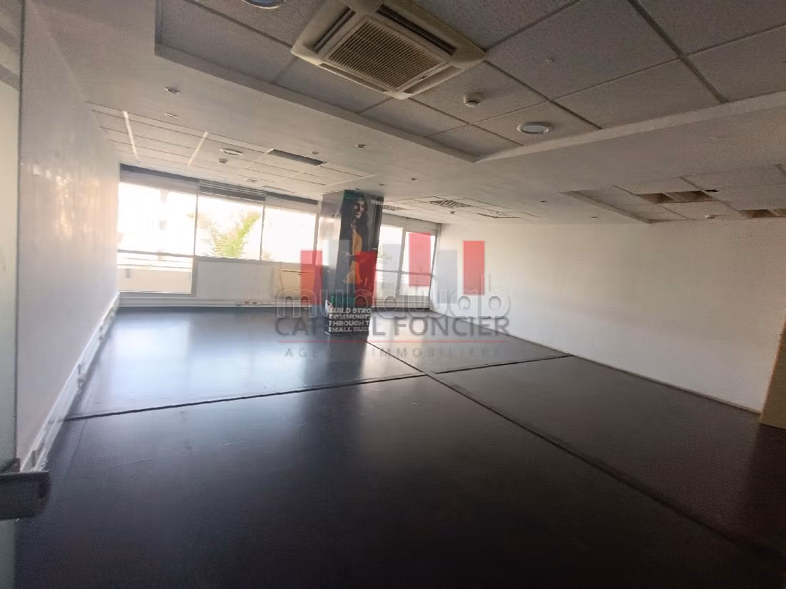 Offices for rent in Ain Chock. Area of 1270 m². Closed residence