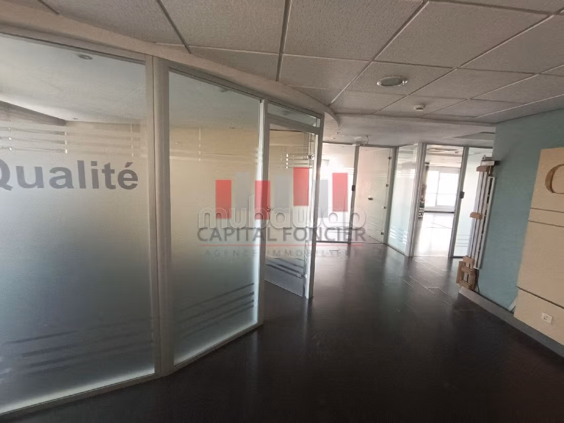 Offices for rent in Ain Chock. Area of 1270 m². Closed residence