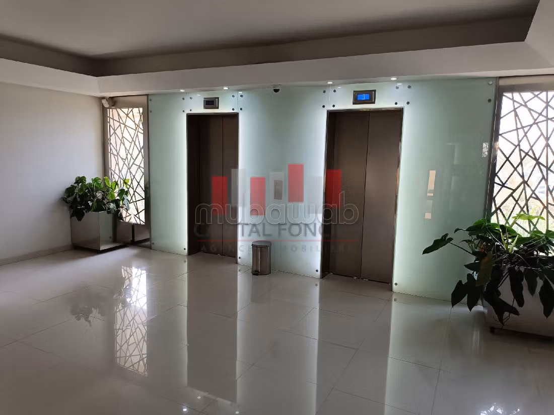 Offices for rent in Ain Chock. Area of 1270 m². Closed residence