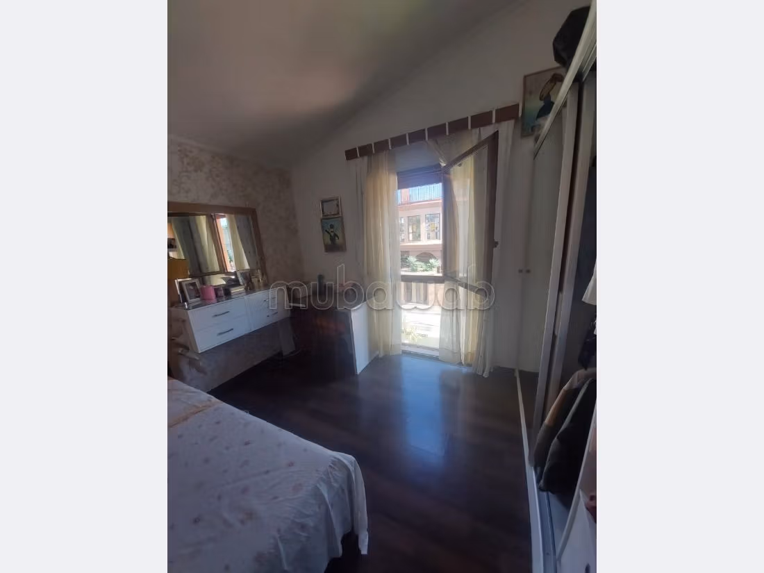 Esplendida villa en venta en Moujahidine. 8 habitaciones confortables. Piscina, aire condicionado. 