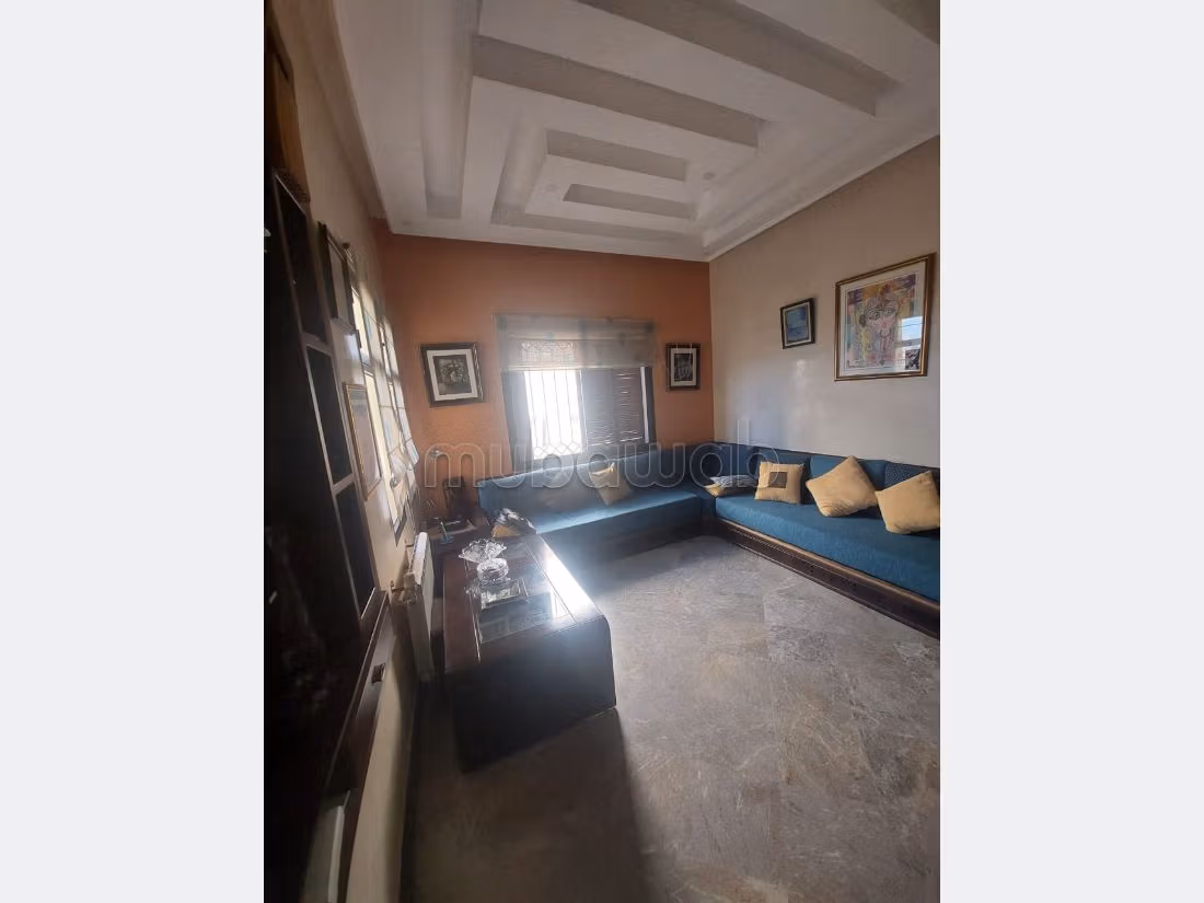 Esplendida villa en venta en Moujahidine. 8 habitaciones confortables. Piscina, aire condicionado. 