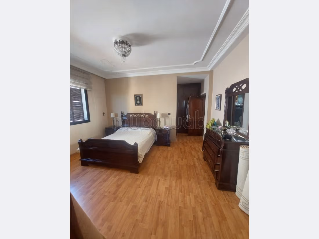 Esplendida villa en venta en Moujahidine. 8 habitaciones confortables. Piscina, aire condicionado. 