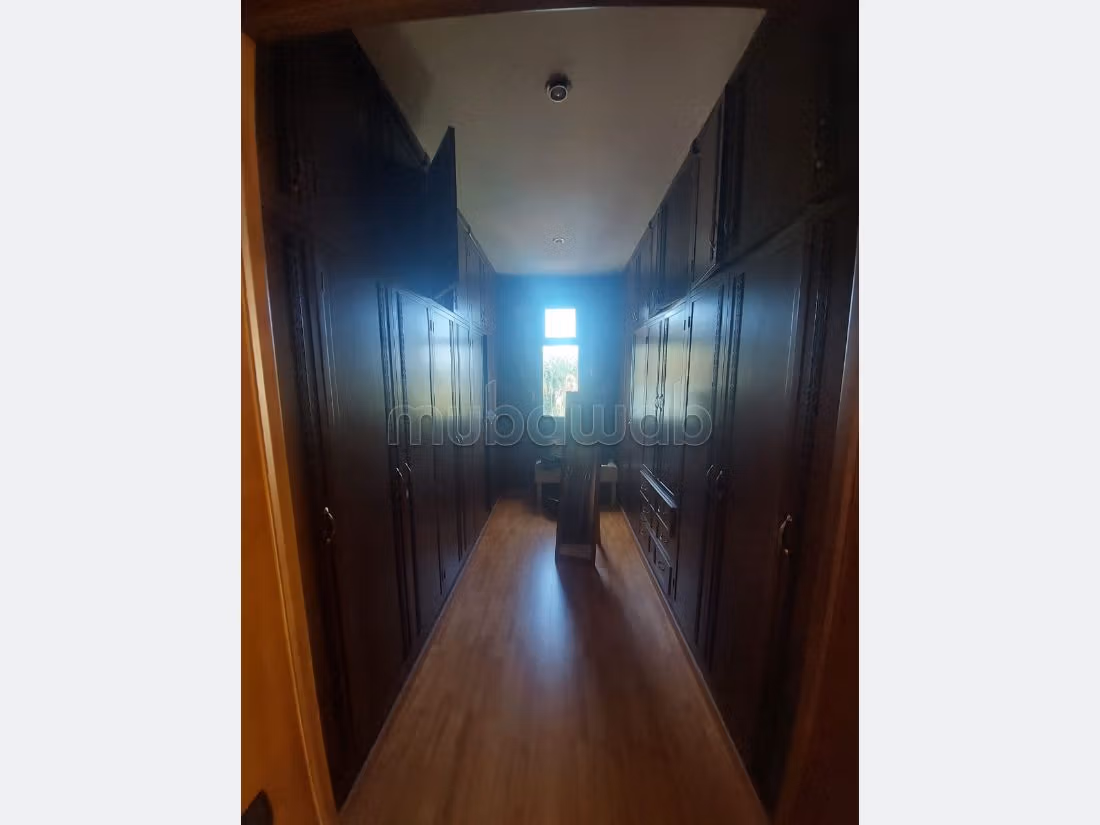 Esplendida villa en venta en Moujahidine. 8 habitaciones confortables. Piscina, aire condicionado. 