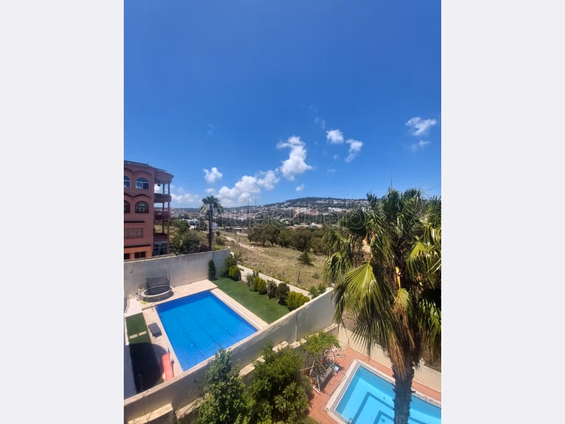 Esplendida villa en venta en Moujahidine. 8 habitaciones confortables. Piscina, aire condicionado. 