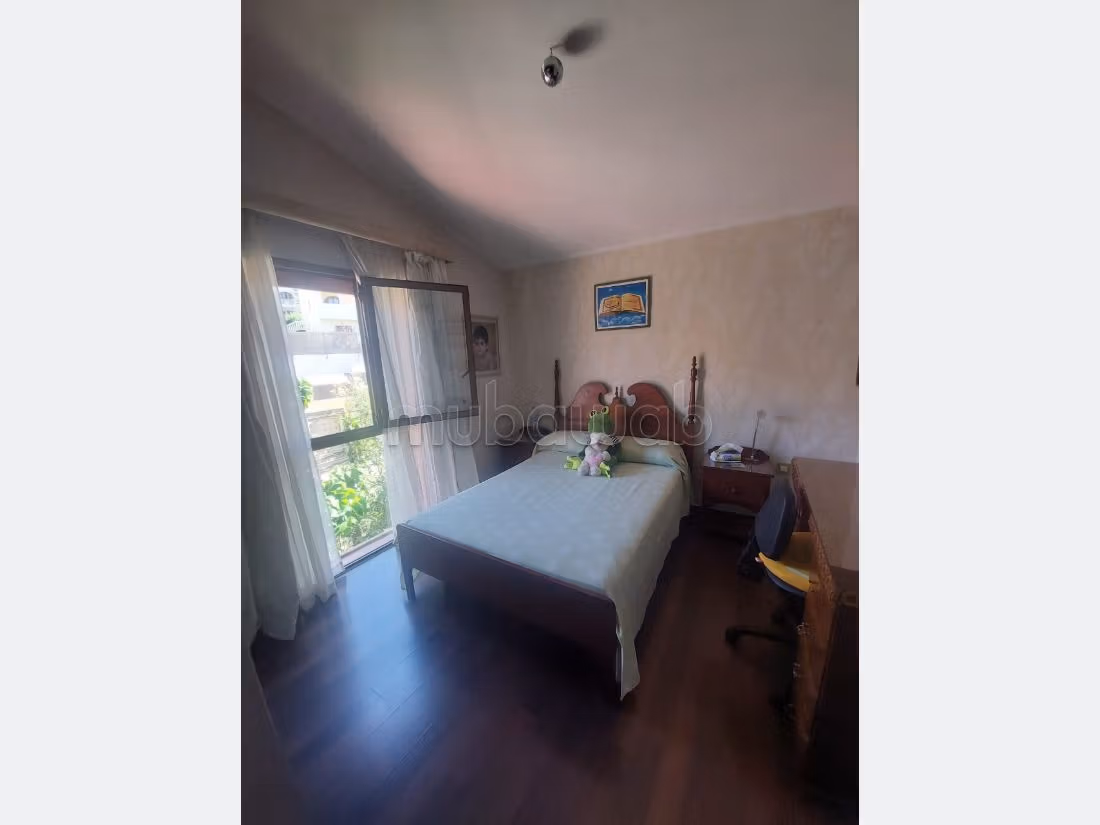 Esplendida villa en venta en Moujahidine. 8 habitaciones confortables. Piscina, aire condicionado. 