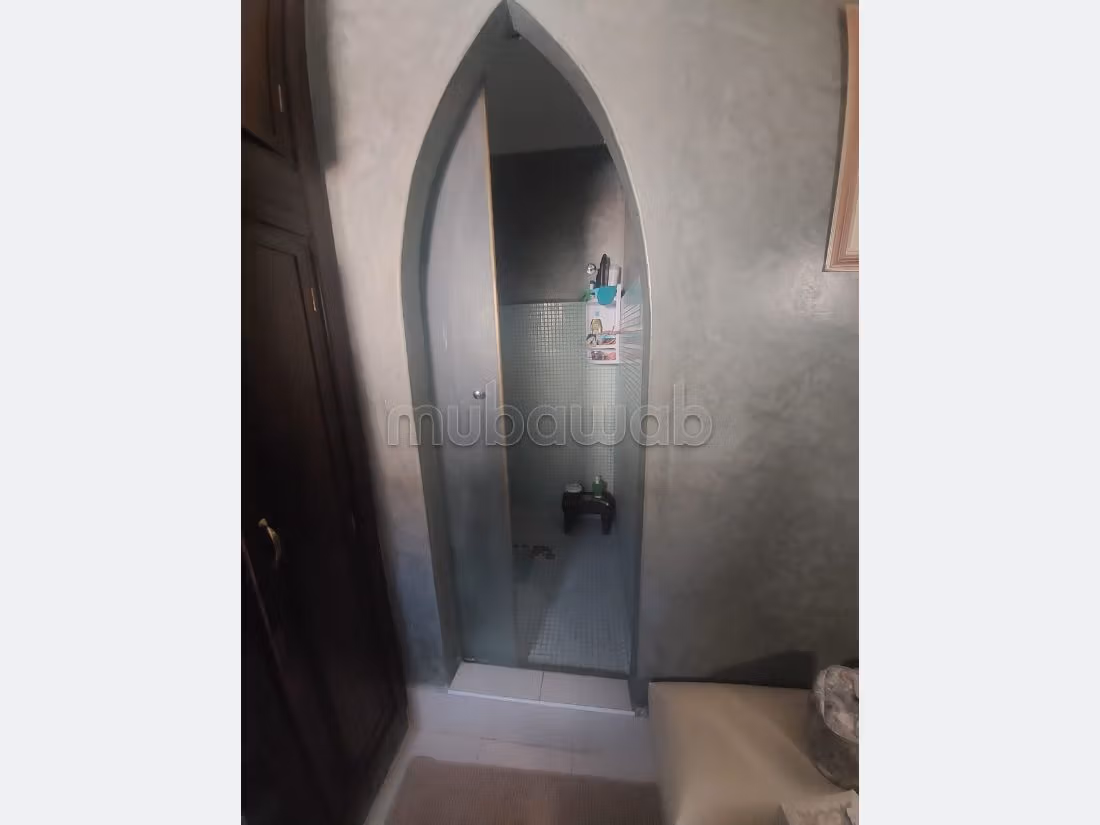 Esplendida villa en venta en Moujahidine. 8 habitaciones confortables. Piscina, aire condicionado. 