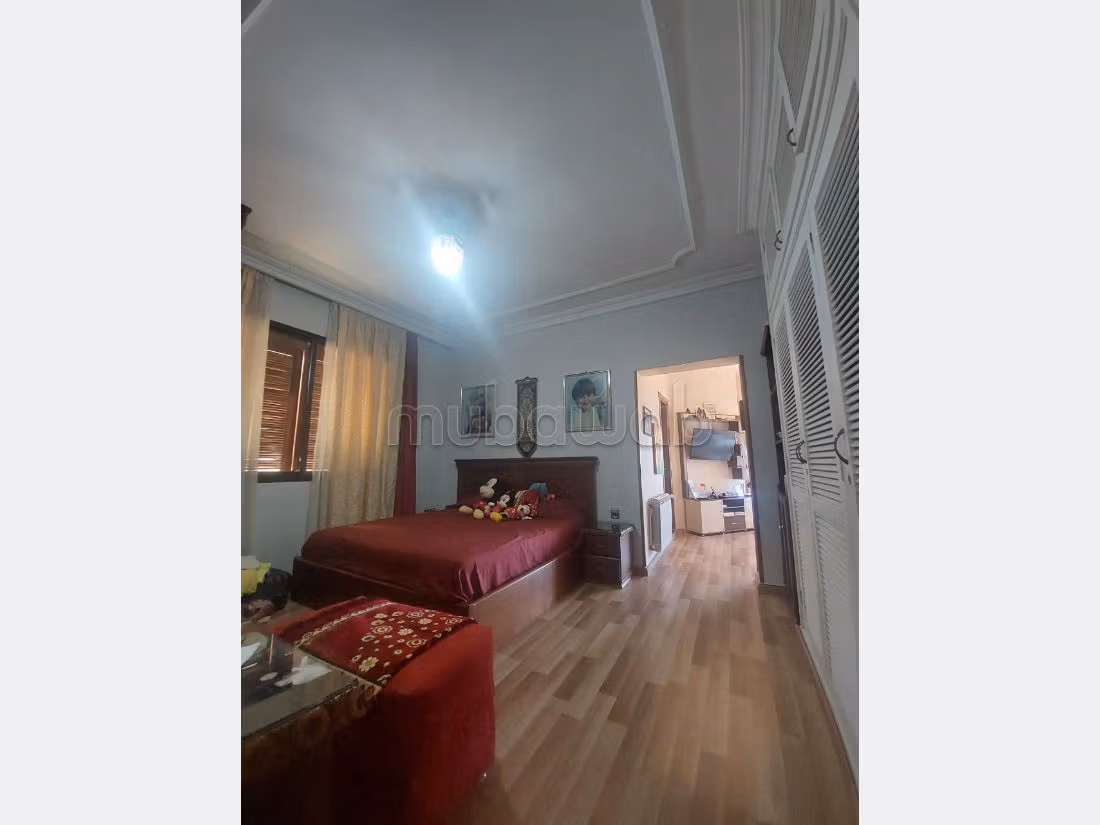 Esplendida villa en venta en Moujahidine. 8 habitaciones confortables. Piscina, aire condicionado. 