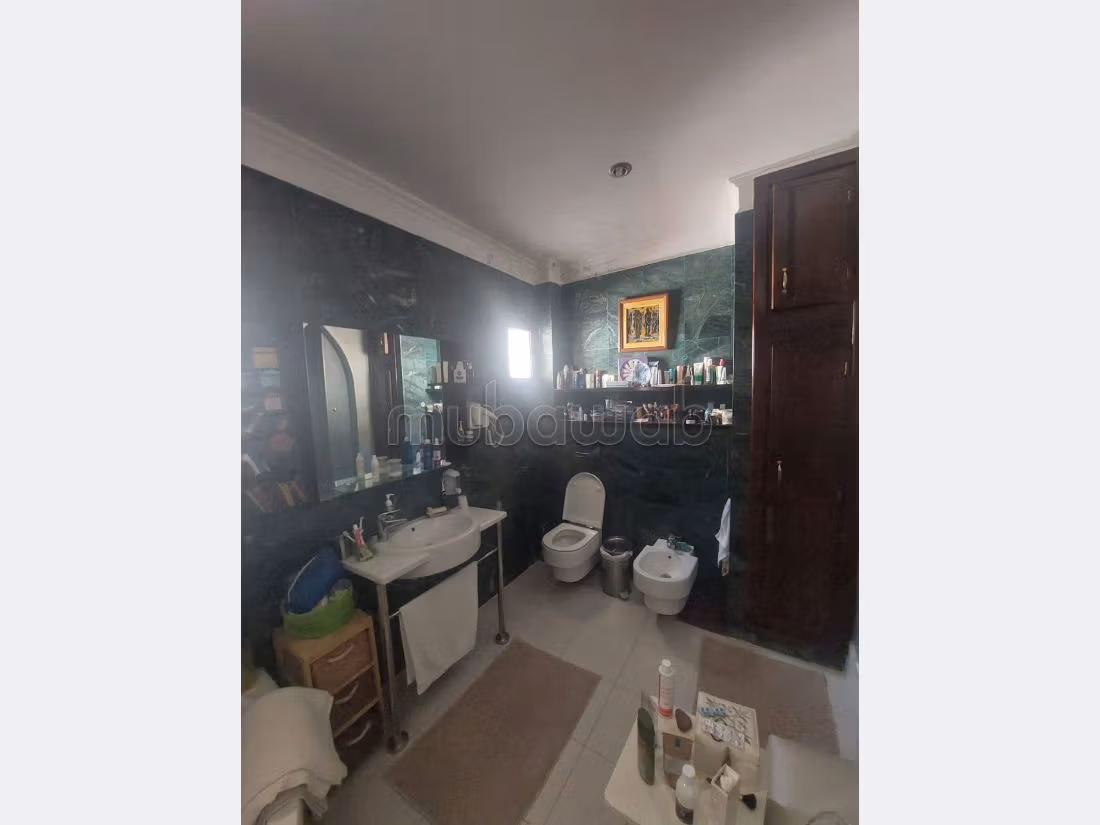 Esplendida villa en venta en Moujahidine. 8 habitaciones confortables. Piscina, aire condicionado. 