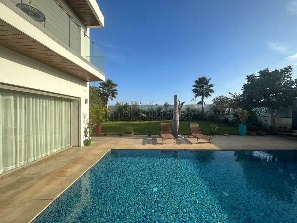 Maison de luxe à vendre à El Menzeh. 6 grandes pièces. Terrasse et jardin