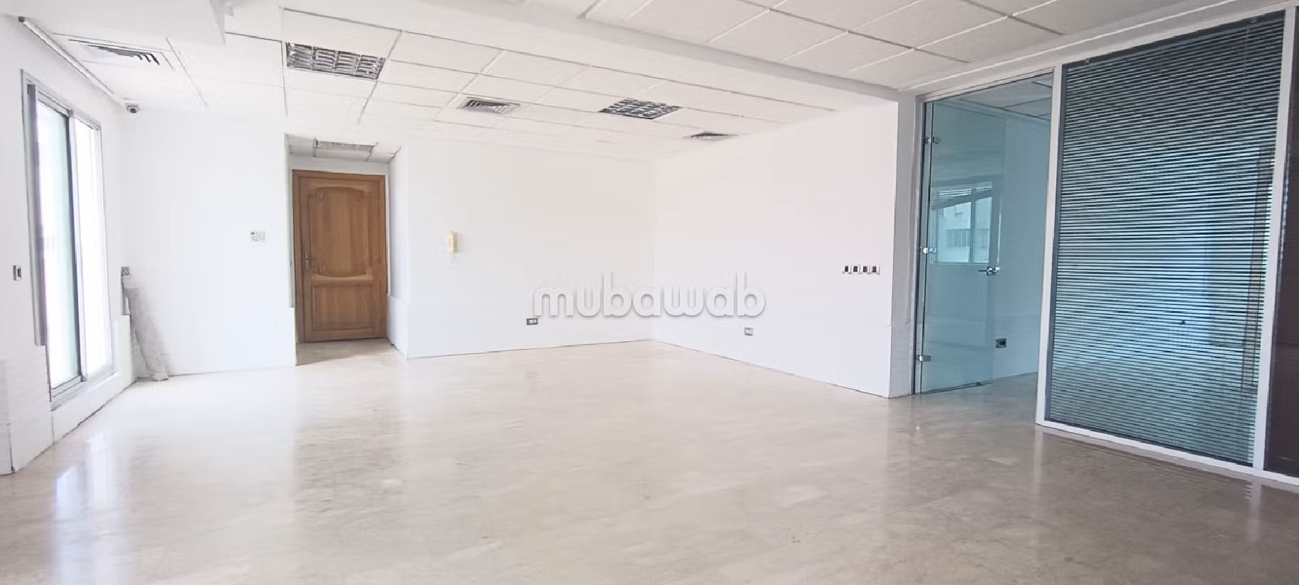 Offices for rent in Maârif. Surface area 120 m². Lift and parking. 