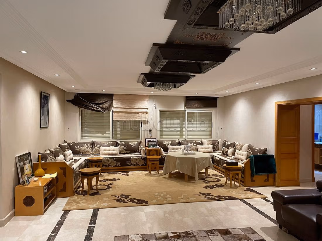 High quality villa for sale. 5 large living areas. Well furnished. 
