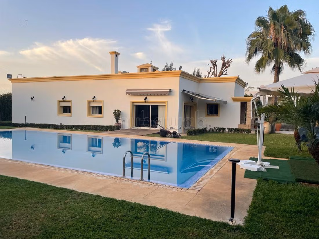 High quality villa for sale. 5 large living areas. Well furnished. 