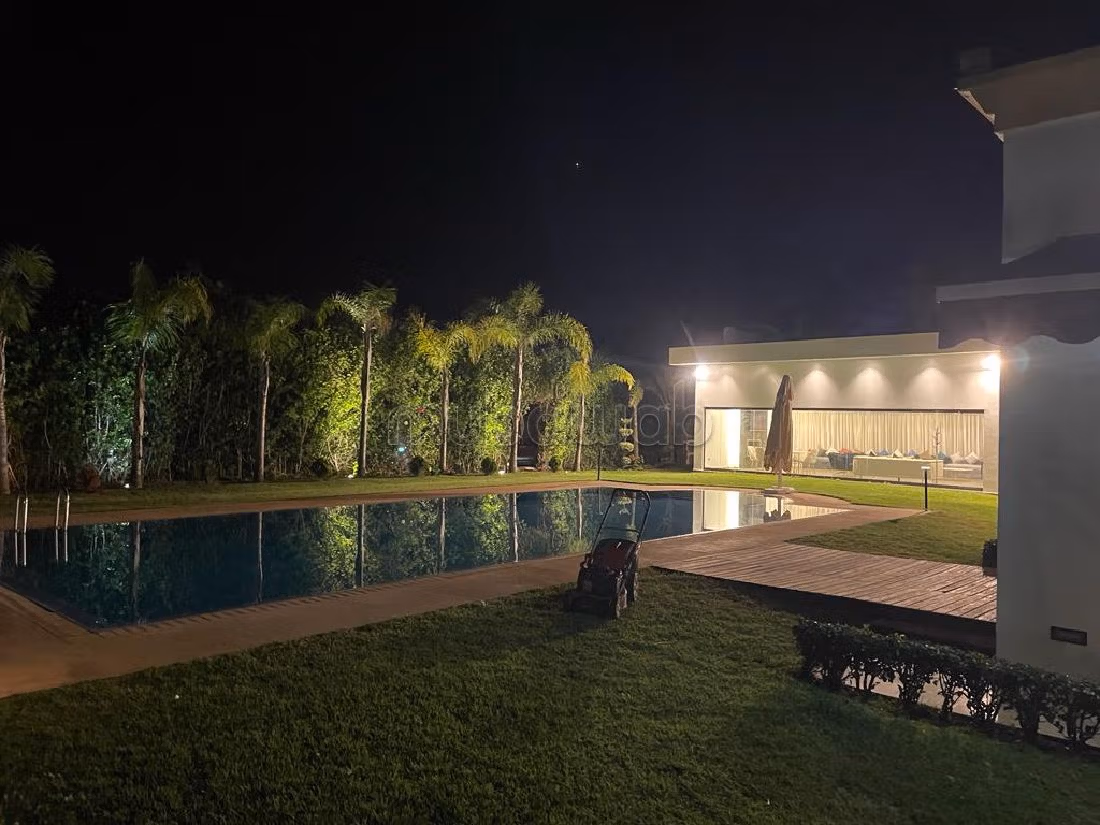 High quality villa for sale. 5 large living areas. Well furnished. 