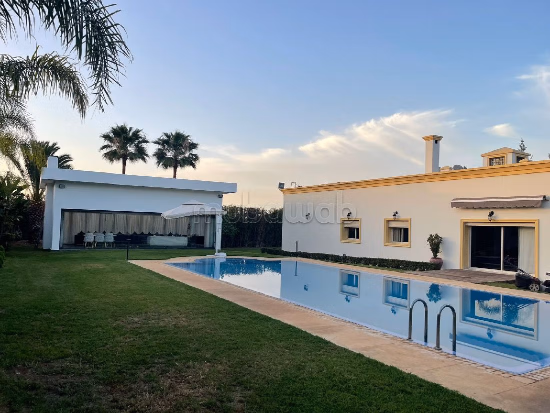 High quality villa for sale. 5 large living areas. Well furnished. 