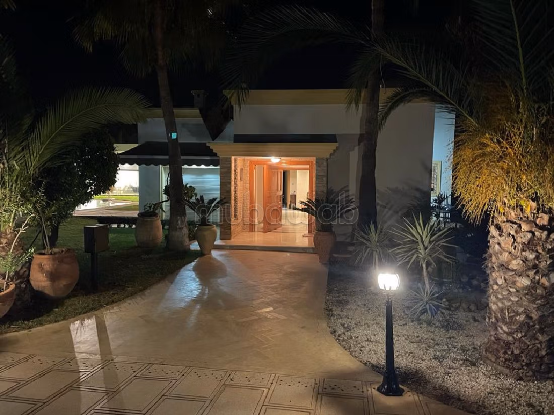 High quality villa for sale. 5 large living areas. Well furnished. 