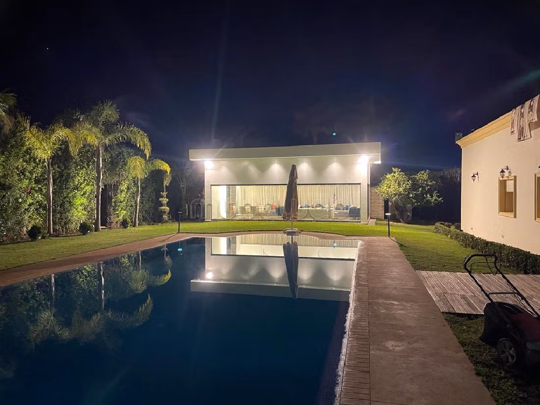 High quality villa for sale. 5 large living areas. Well furnished. 
