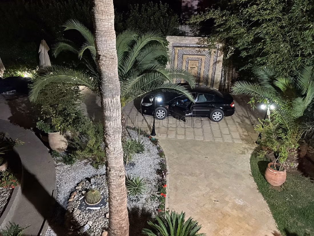 High quality villa for sale. 5 large living areas. Well furnished. 