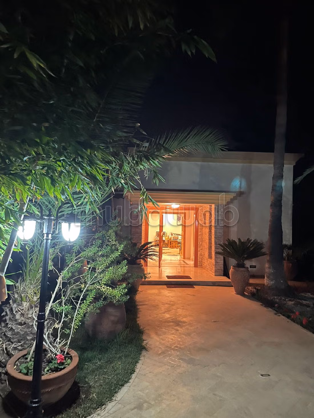 High quality villa for sale. 5 large living areas. Well furnished. 