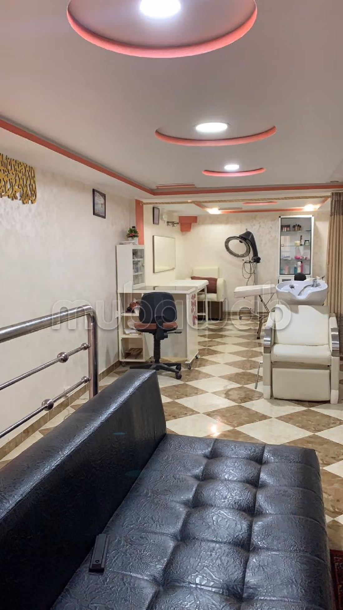 Oficinas y locales comerciales en venta en Boustane. Superficie 61 m². Aire condicionado.