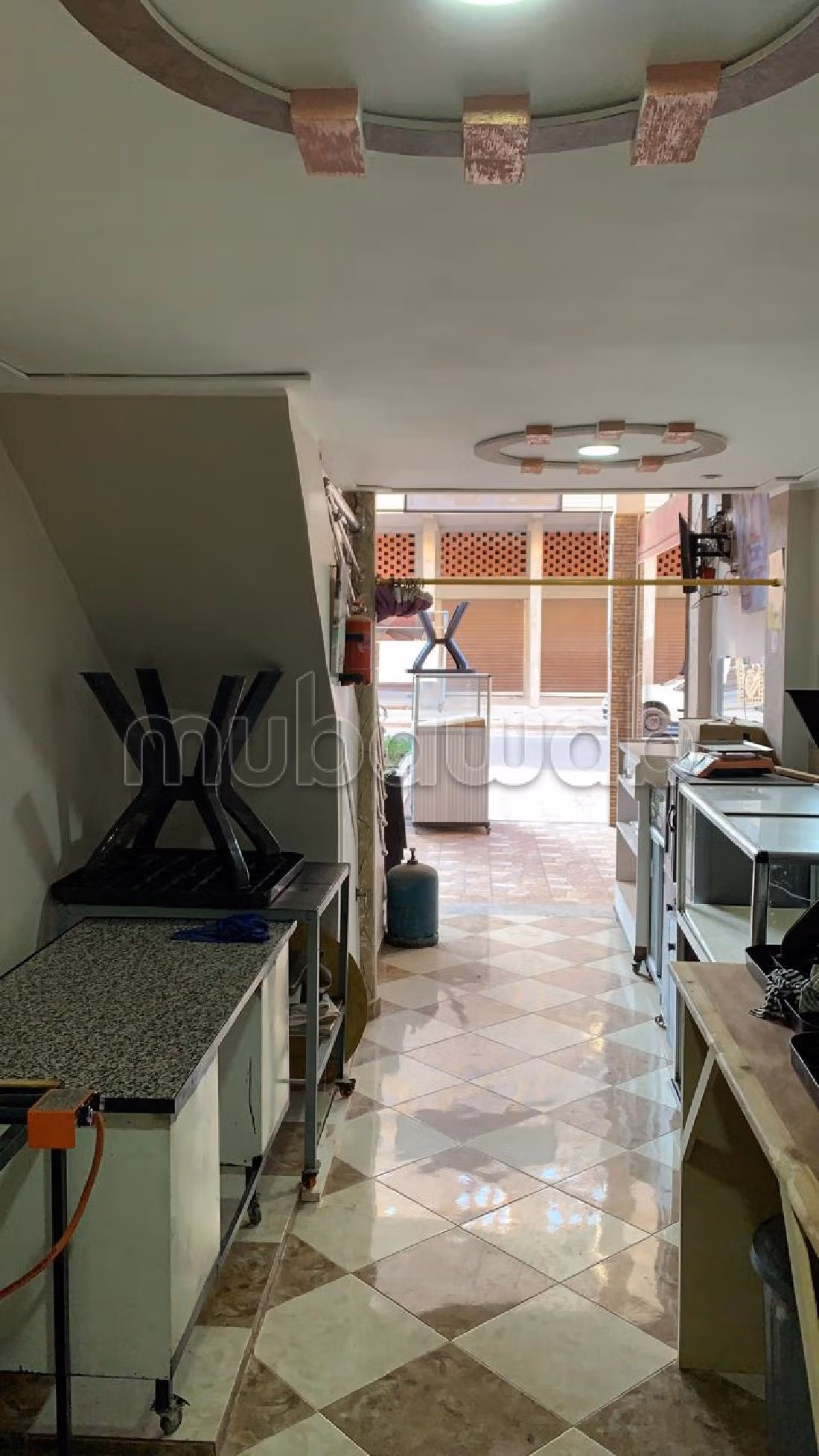 Oficinas y locales comerciales en venta en Boustane. Superficie 61 m². Aire condicionado.